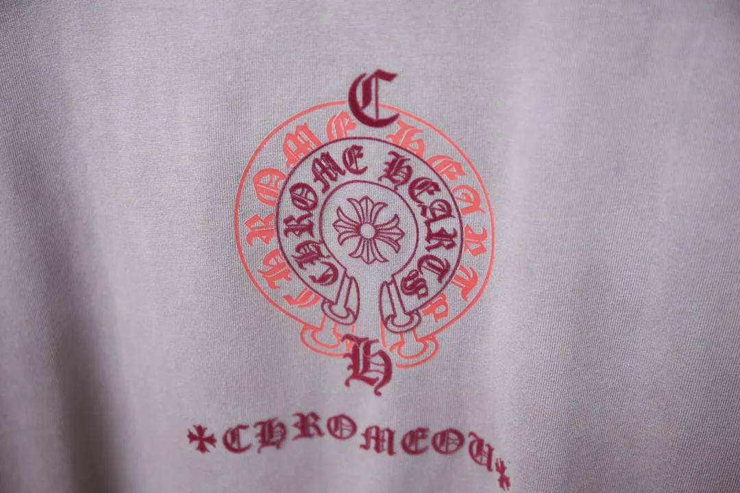 🅿️220 Chrome Hearte 25SS early spring new style Chrome Hearte flocked contrasting letter logo printed short sleeves Light luxury essential item for daily commuting for men and women Correct version Welcome to compare Detailed features · 280g 100% pure cotton double yarn jersey fabric · Custom dyed in the same cylinder, special thickened 32 count double-ply 1X1 thread · Hand-painted printing ➕ flocked letter printing process. Ready-to-wear dyeing Then do the faded fried snowflake process, then wash it to make it look old. Common washing improves the effect · Double-needle stitching across seams · Original main mark, washed tag, branded moisture-proof paper packaging Color: black/blue/khaki/green Size: S/M/L/XL